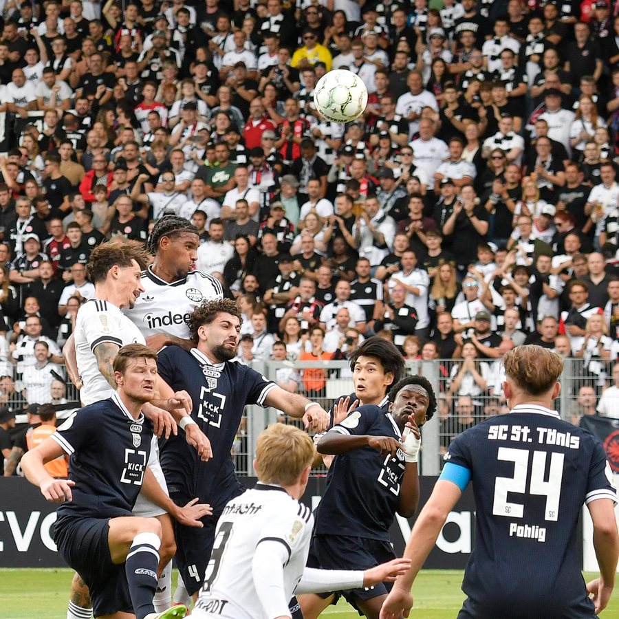 DFB-Pokal: Frankfurt feiert Rekordsieg, Karlsruhe dreht Spiel in Münster