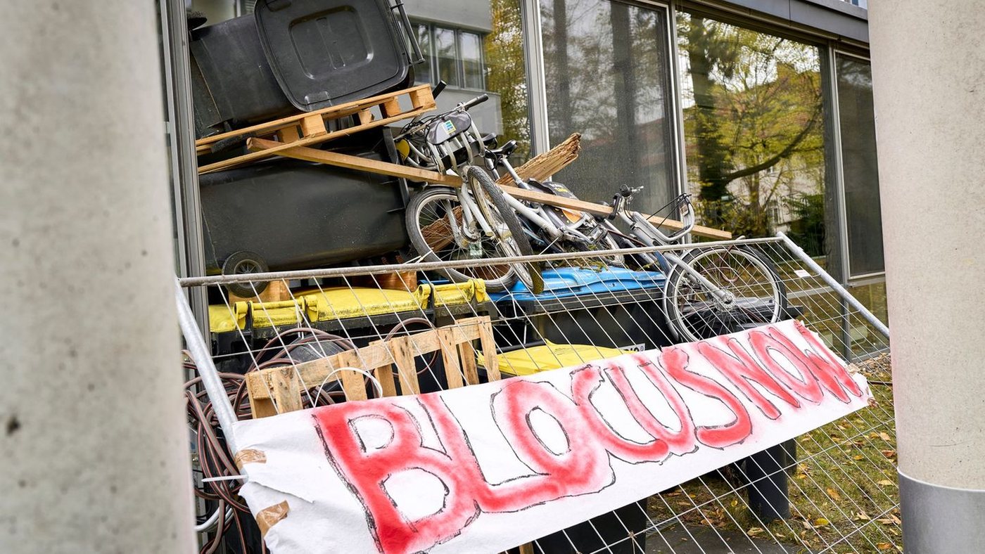 Studierende blockieren Otto-Suhr-Institut der FU Berlin gegen Kürzungen