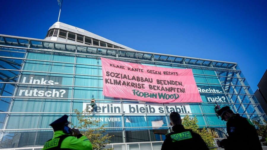 Robin-Wood-Aktivisten protestieren mit Kletteraktion an CDU-Zentrale in Berlin