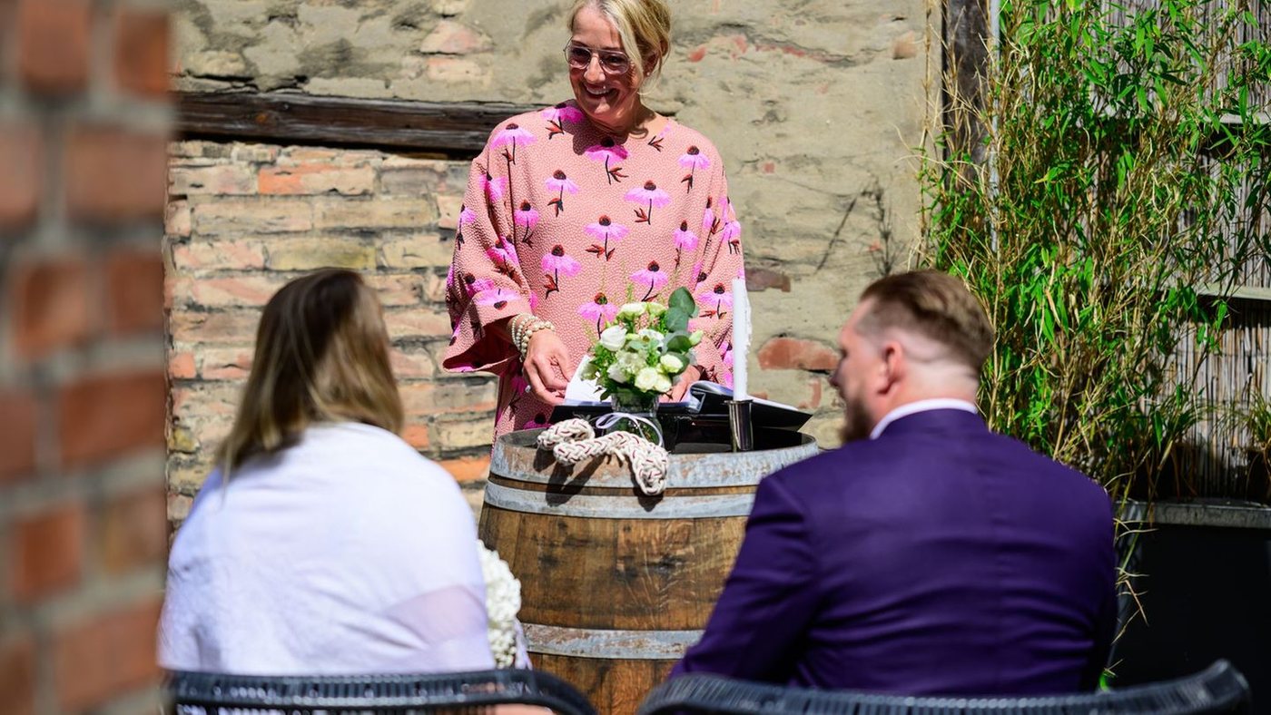 Hochzeit ohne Kirche: Freie Trauredner werden immer gefragter
