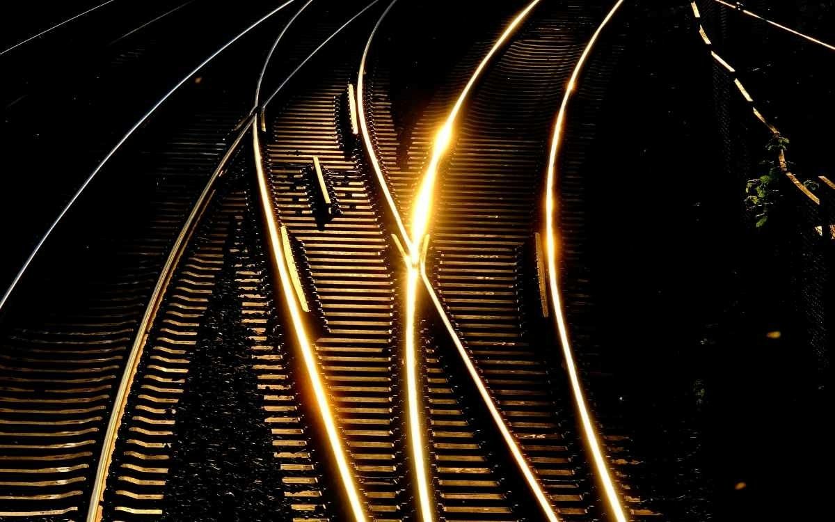 66-Jährige stürzt in Bayreuth von Eisenbahnbrücke auf fahrendes Auto
