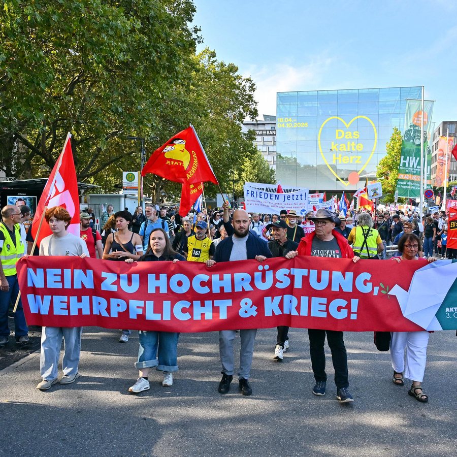 Tausende demonstrieren in Stuttgart und Berlin gegen Aufrüstung und Wehrpflicht