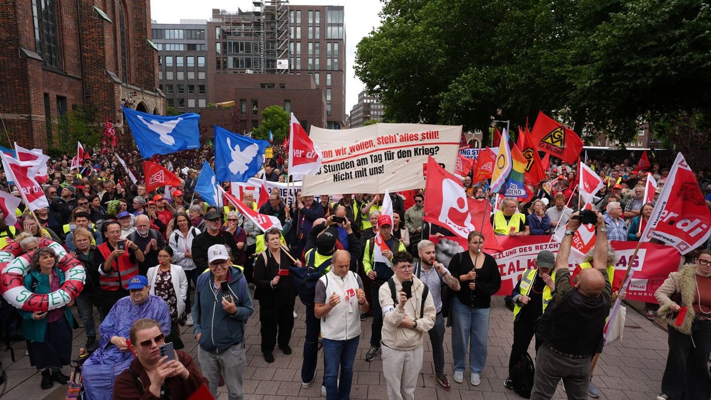 Tausende demonstrieren in Hamburg gegen Sozialabbau und steigende Mieten