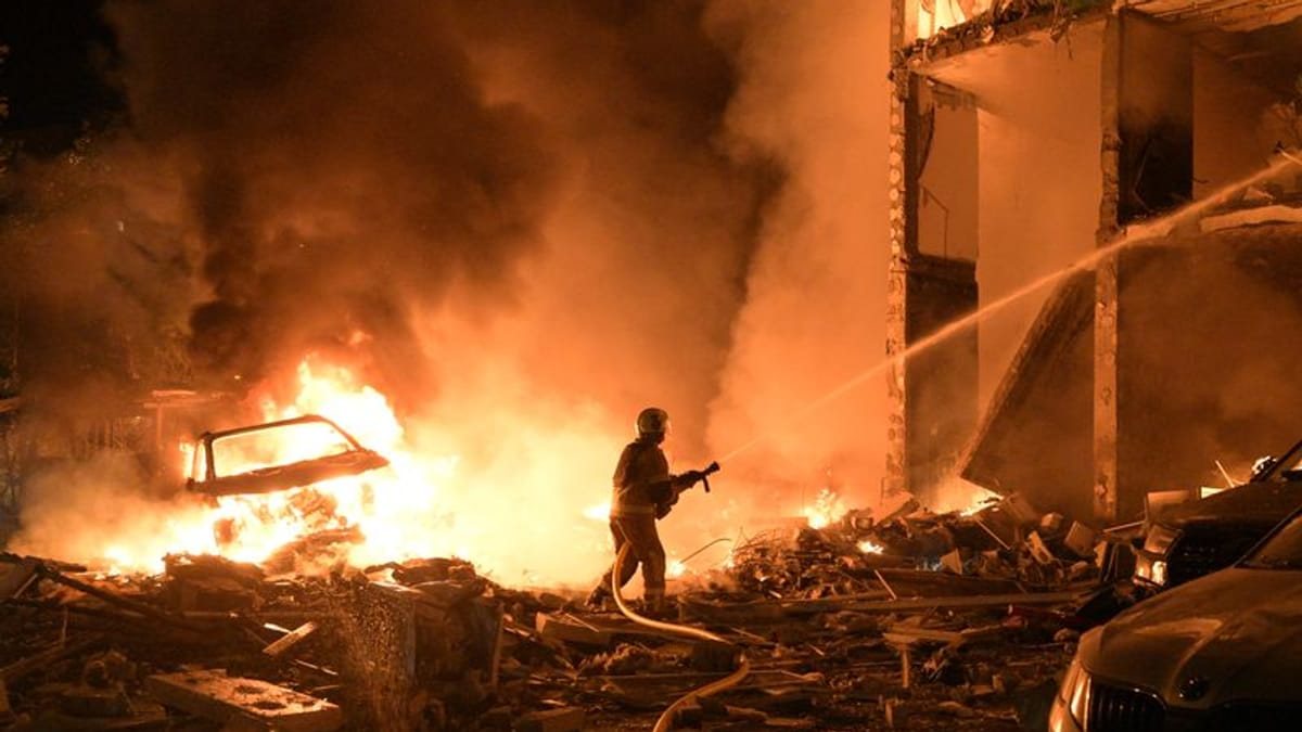 Kiew von schweren Explosionen erschüttert – Selenskyj fordert mehr Luftabwehr