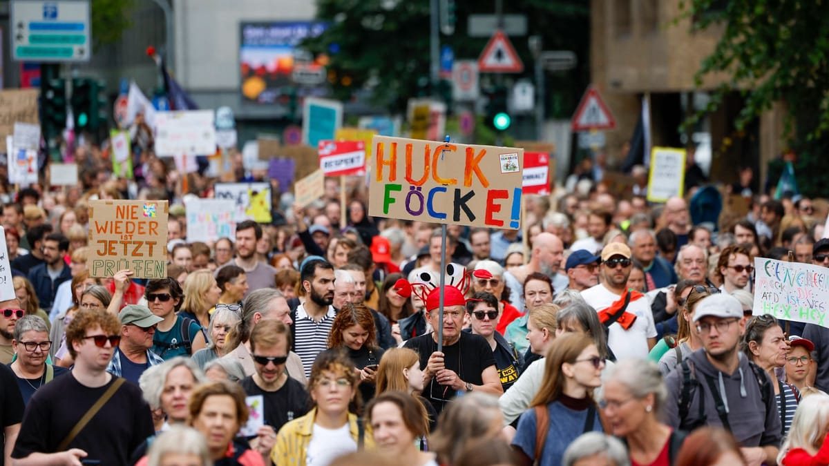 Nach AfD-Wahlsieg in Sachsen-Anhalt: Zehntausende demonstrieren bundesweit