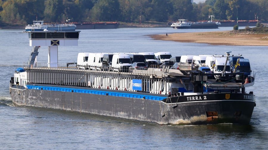 Frachtschiff nach fünf Tagen von Sandbank im Rhein befreit