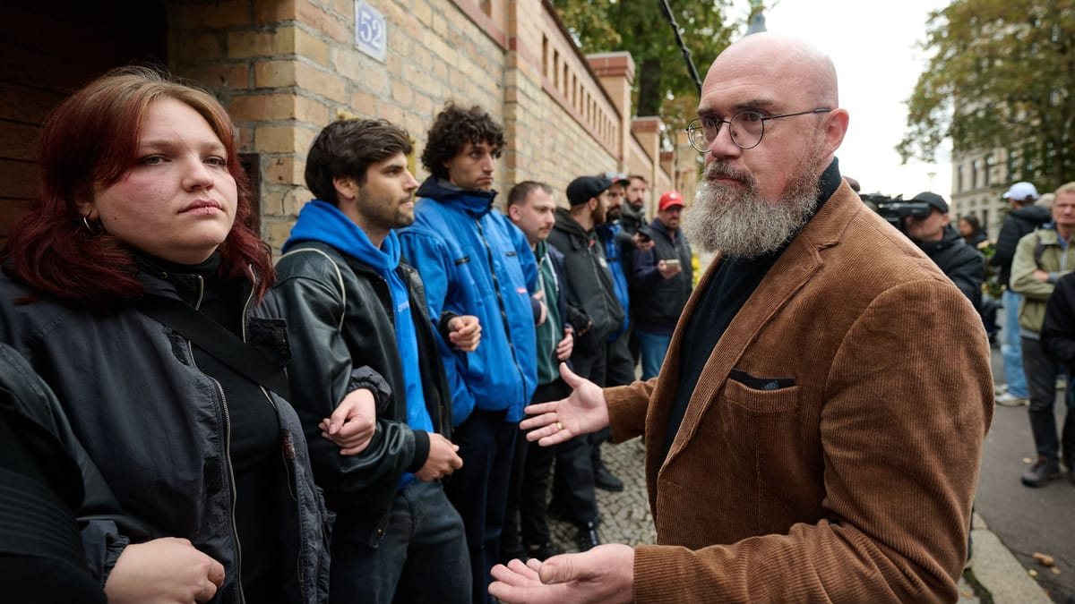 Menschenkette verhindert Tillschneider-Zugang bei Gedenkfeier in Halle
