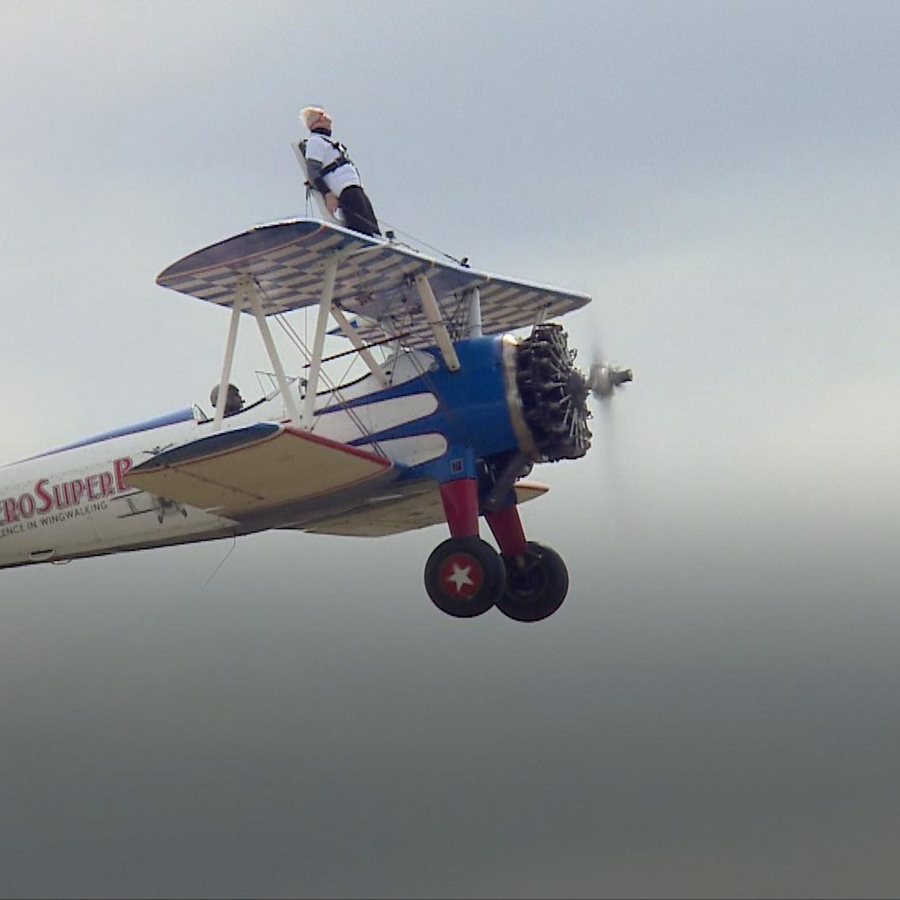 Mit 97 Jahren: Britin stellt erneut Wing-Walking-Rekord auf