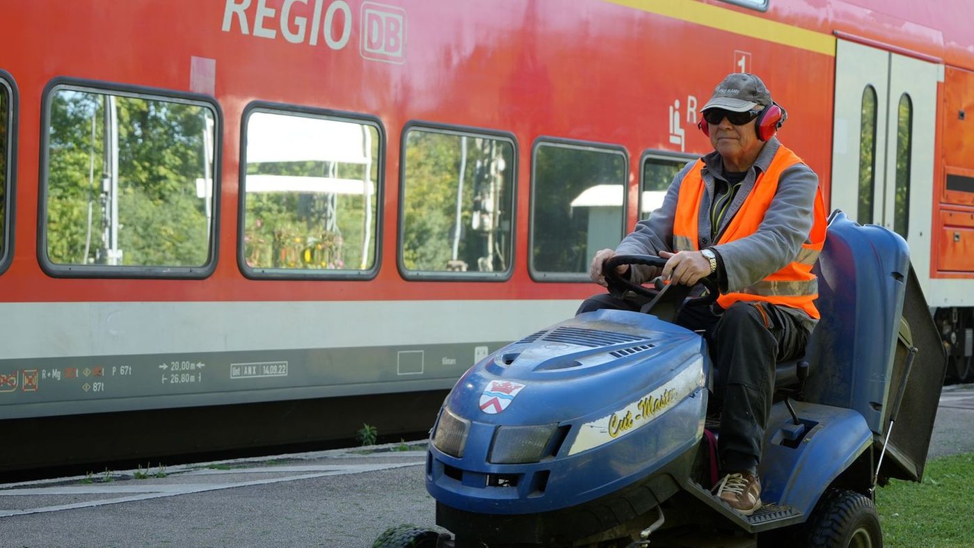 Karl Bürger pflegt seit 30 Jahren den Bahnhof Walpertskirchen