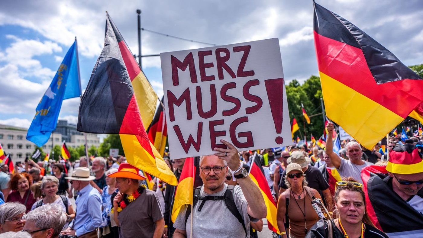 Tausende demonstrieren in Plauen für Regierungsrücktritt