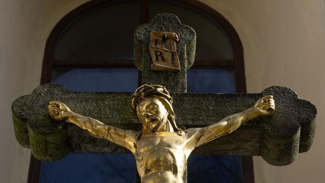 Holzkreuz erschlägt Priester während der Messe in Ecuador
