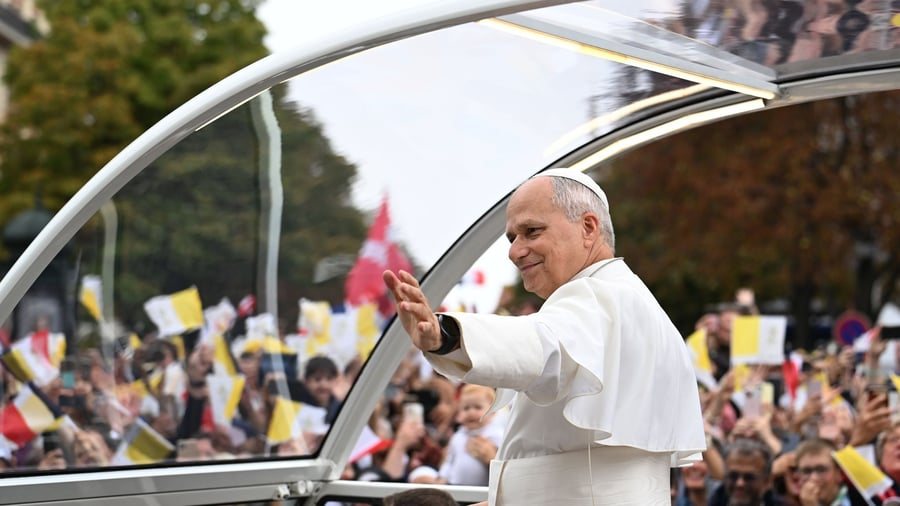 Papst Leo XIV. feiert Messe in Paris mit 700.000 Gläubigen