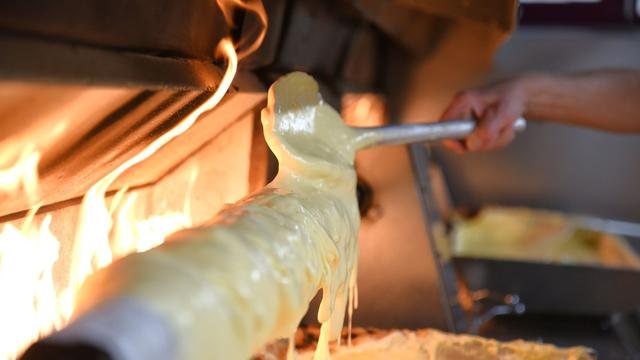 Bundeskanzler Merz überreicht Salzwedeler Baumkuchen als Gastgeschenk in Japan