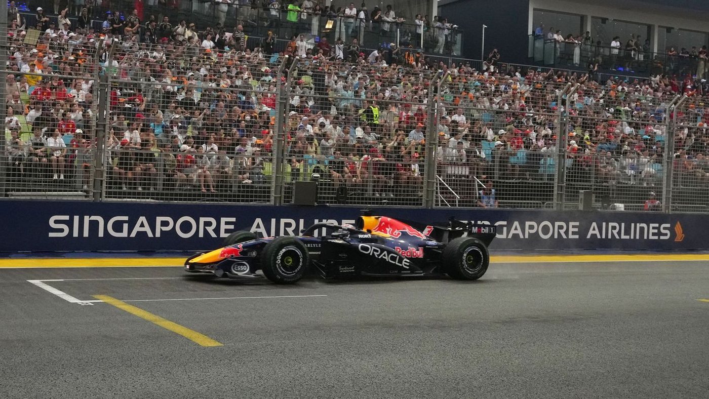 Verstappen gewinnt Chaos-Sprint in Singapur, Russell crasht aus Führung