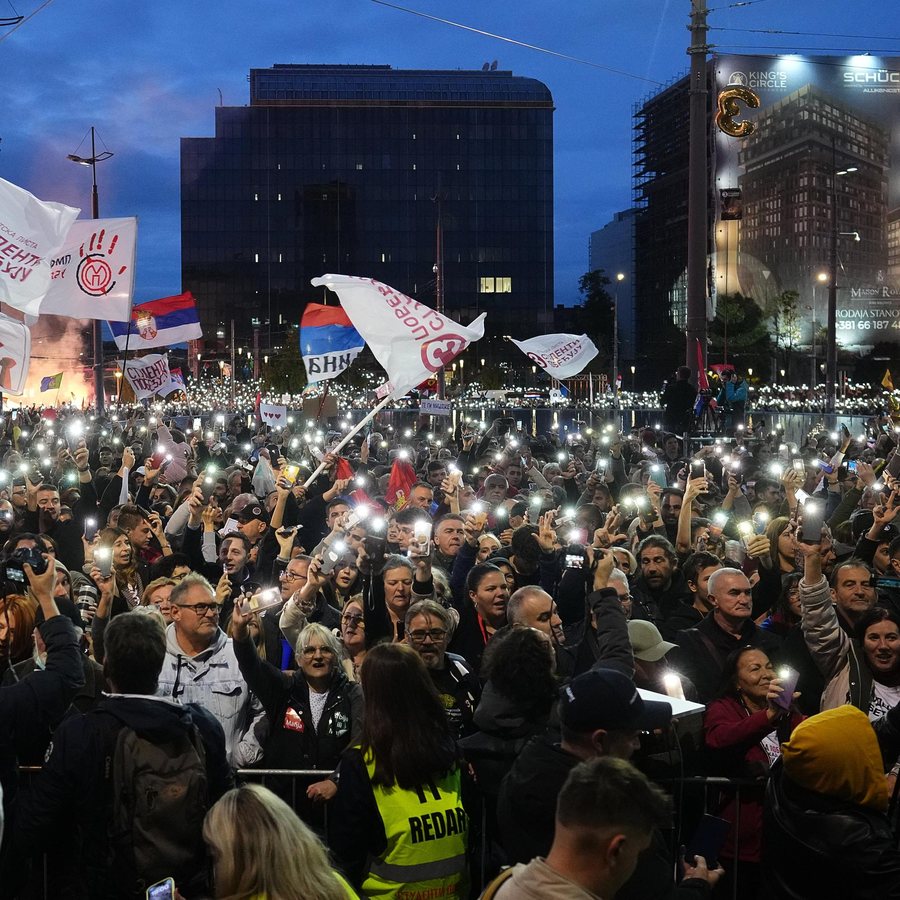 Zehntausende demonstrieren in Belgrad drei Tage vor der Parlamentswahl