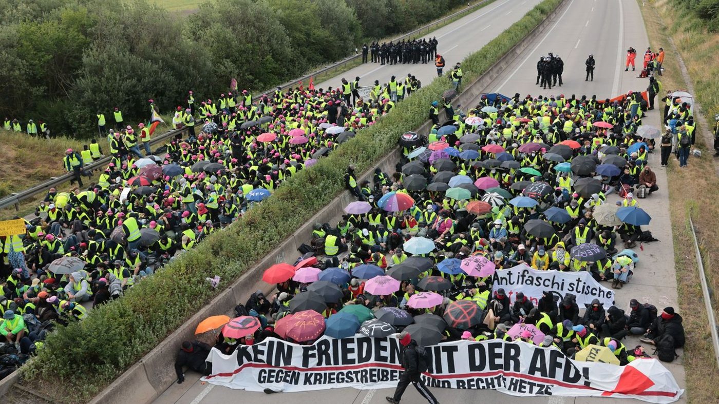 AfD-Parteitag in Erfurt trotz Protesten und Blockaden pünktlich gestartet