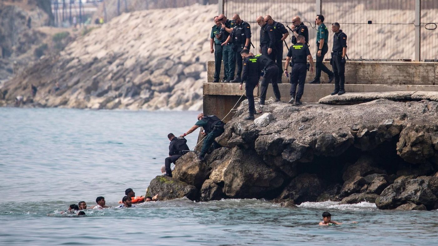 Über 1500 Migranten in Ceuta angekommen – Behörden fordern Notstand und Militäreinsatz