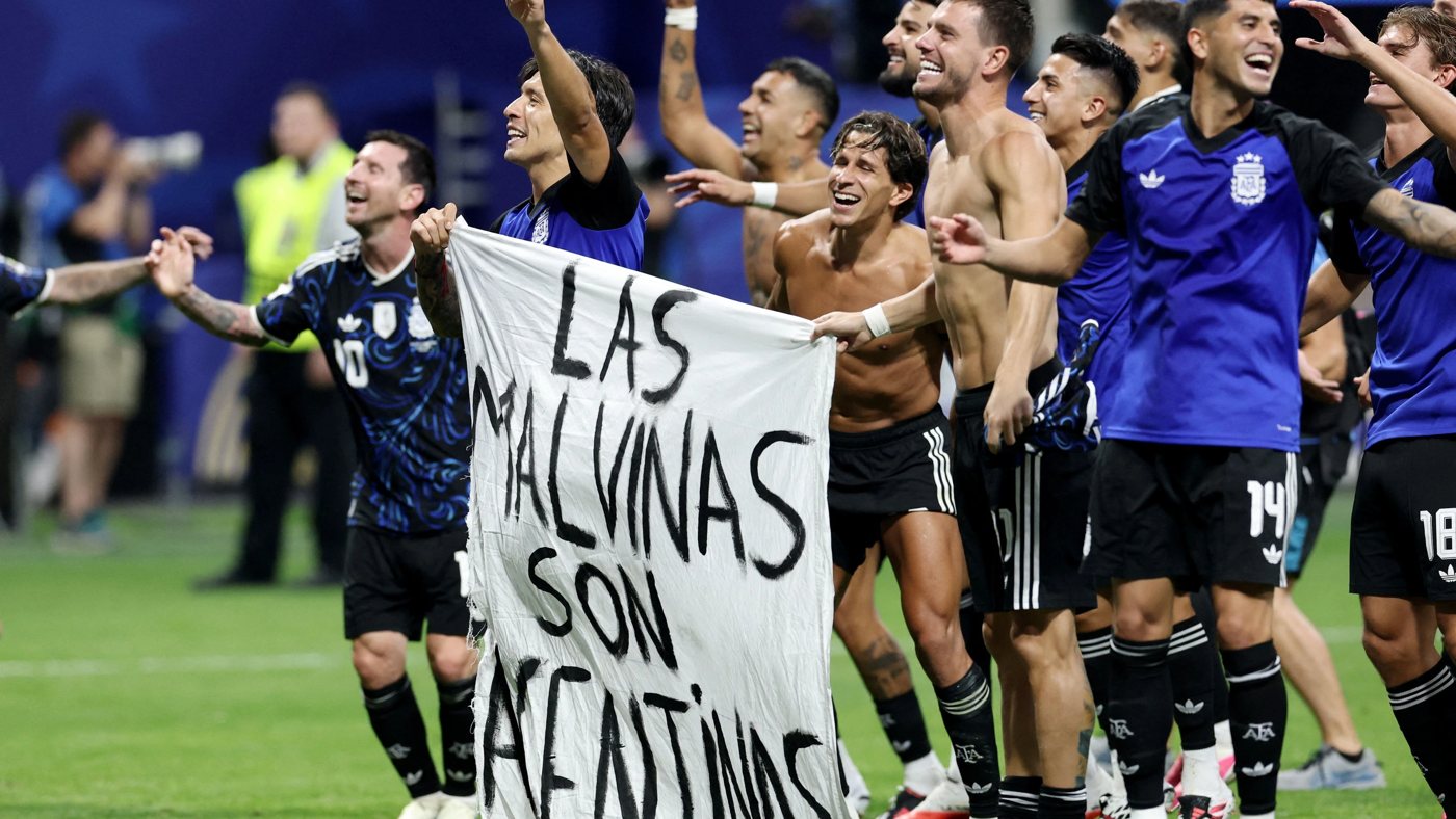 Argentinische Spieler feiern WM-Sieg gegen England mit Falkland-Banner