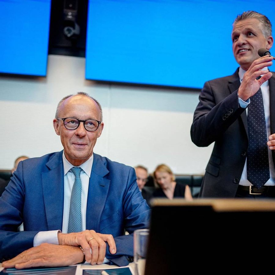Merz räumt Mitschuld an Wahlniederlagen ein und sichert sich Rückhalt der Unionsfraktion